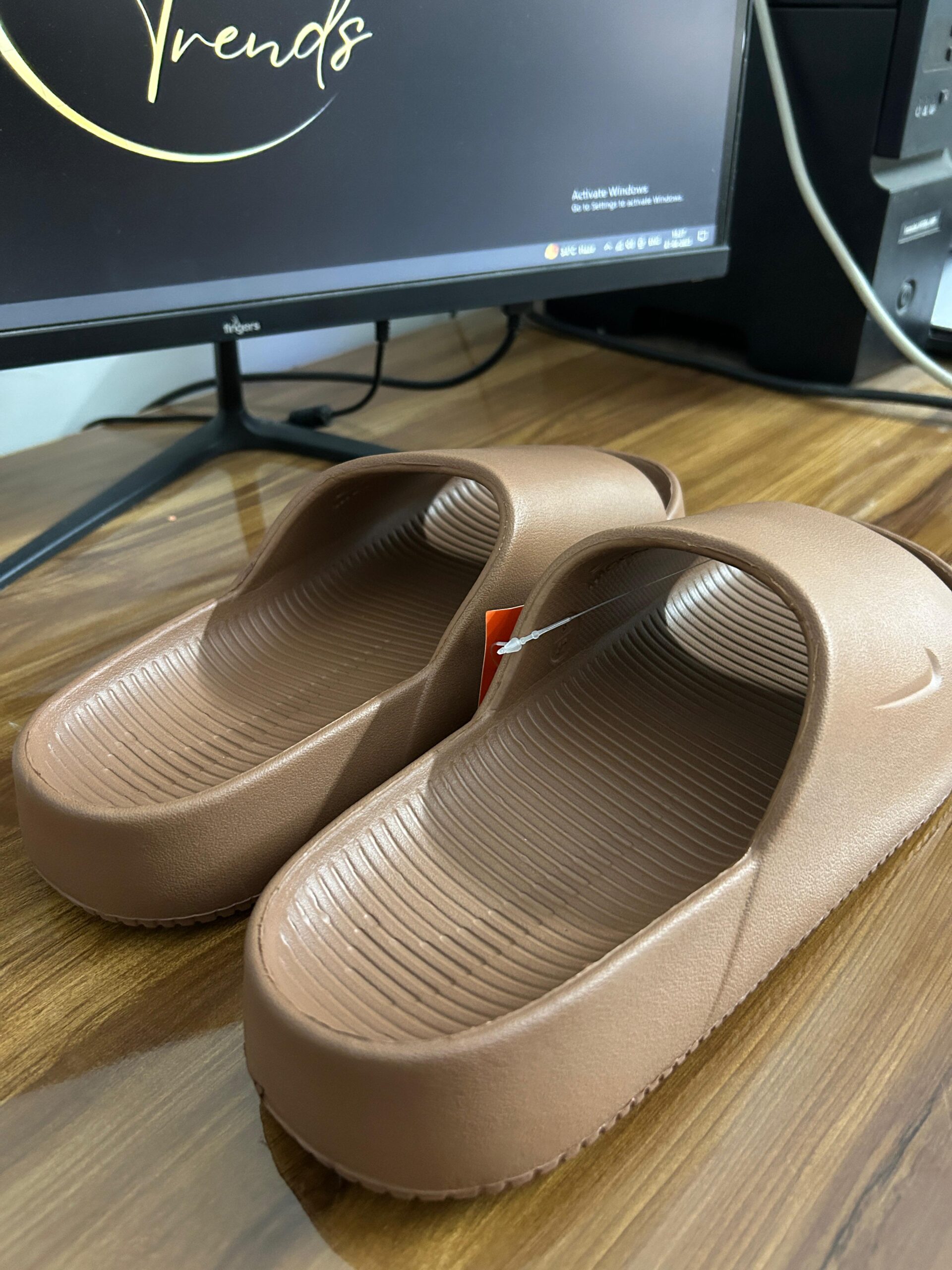# Calm Slides (Brown)