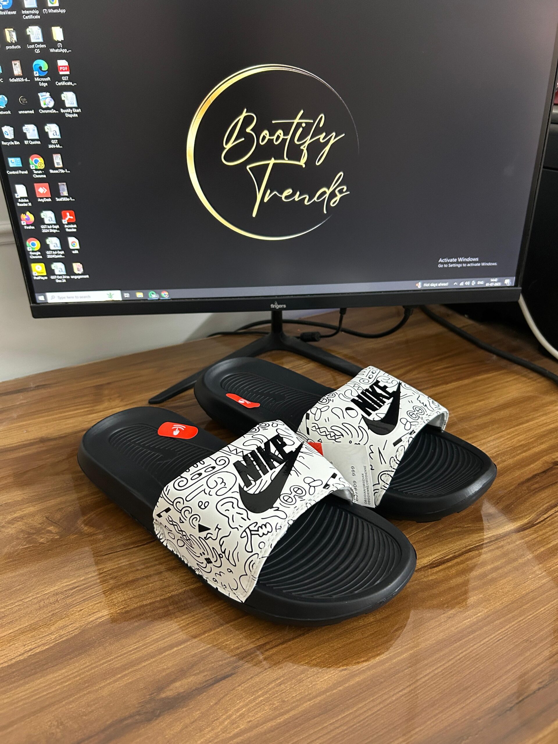 # Doodle Slides (Black/White)