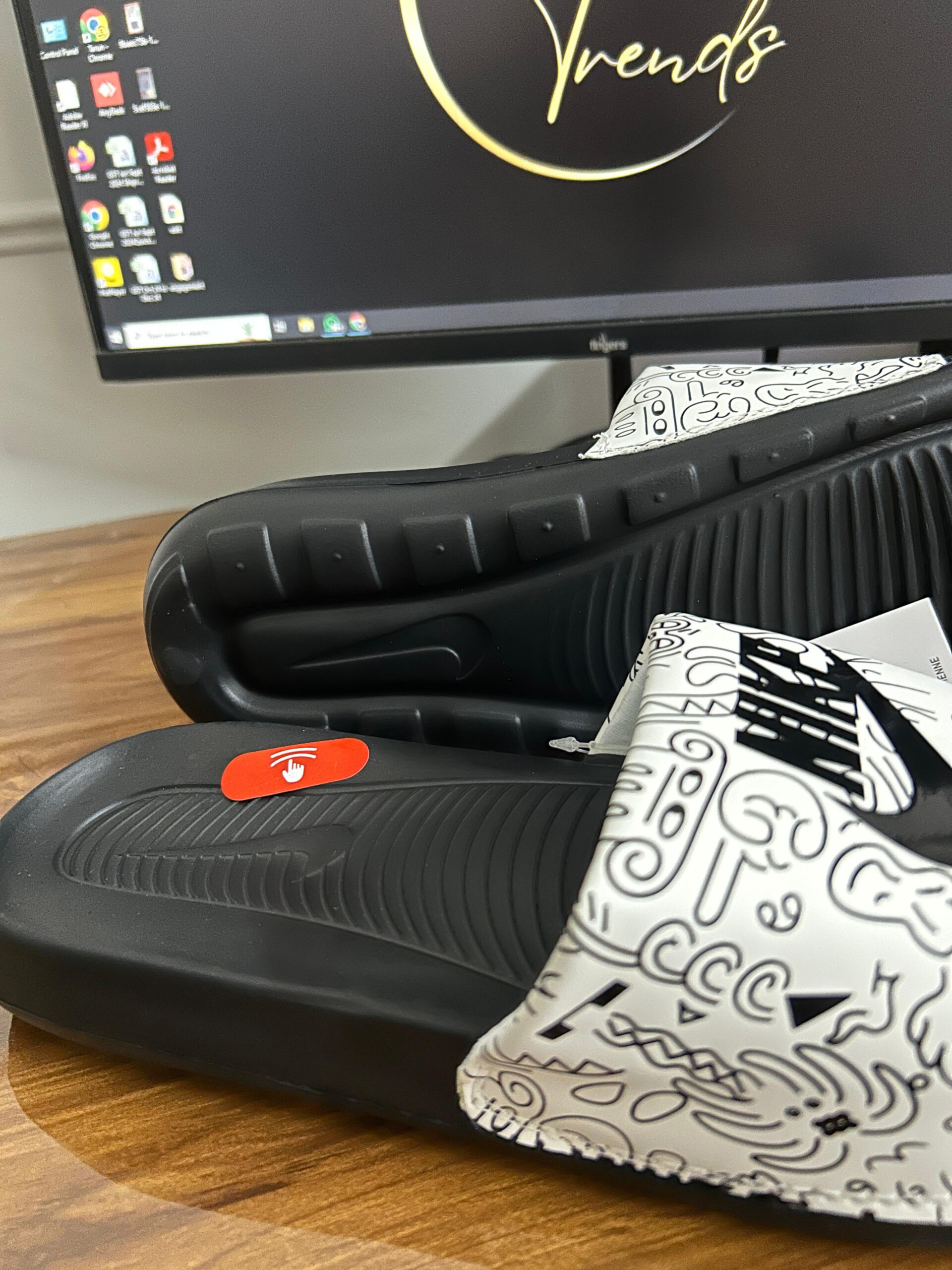 # Doodle Slides (Black/White) - Image 3