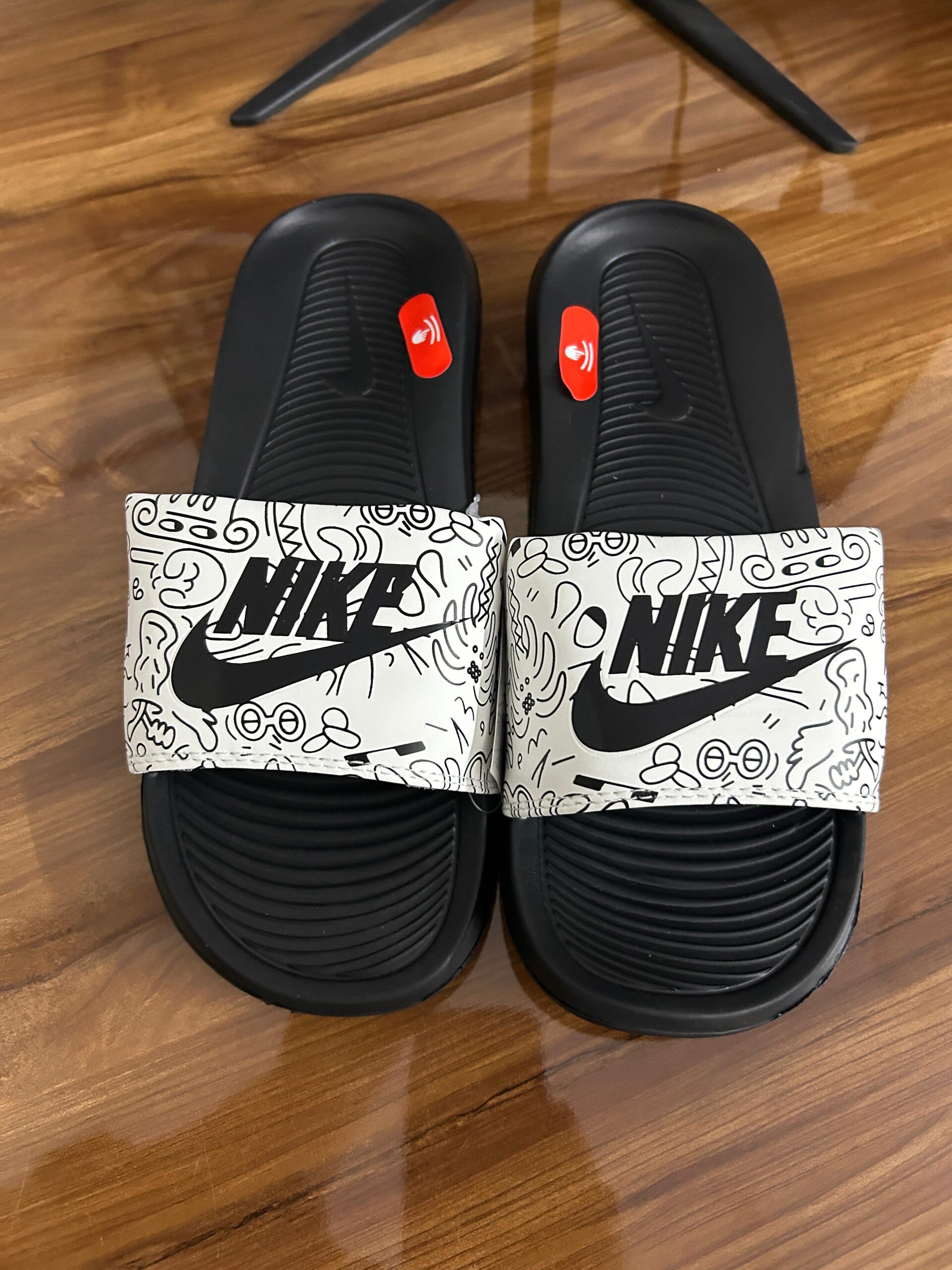 # Doodle Slides (Black/White)