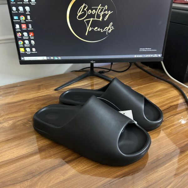 Yeezy Slides (Black)