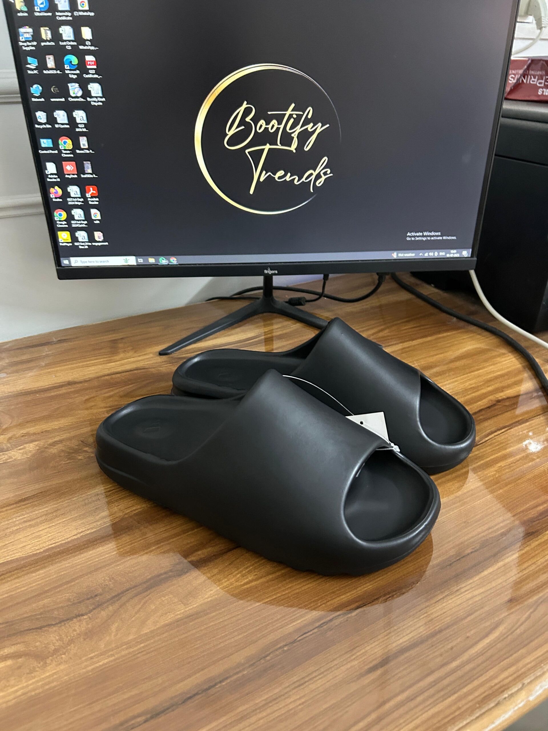 Yeezy Slides (Black)