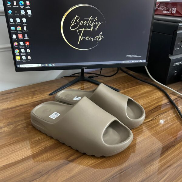 Yeezy Slides (Brown)