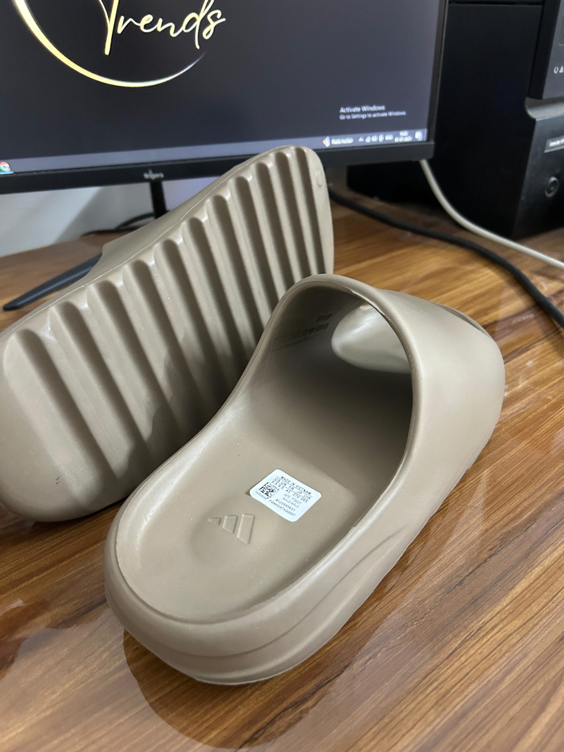 Yeezy Slides (Brown)