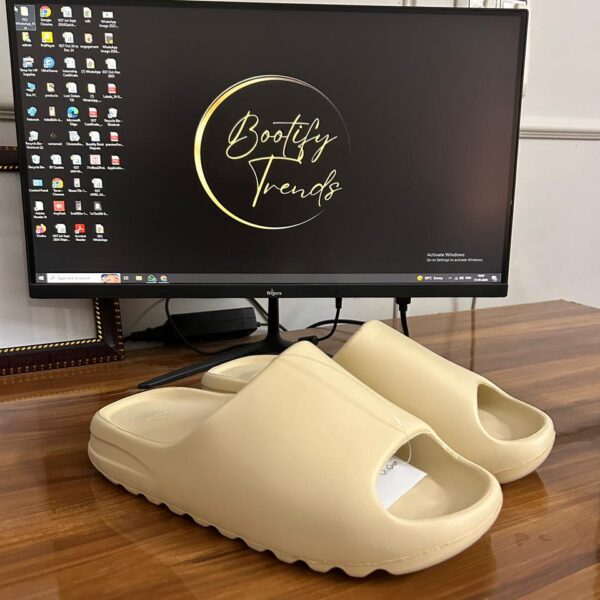 Yeezy Slides (Bone)