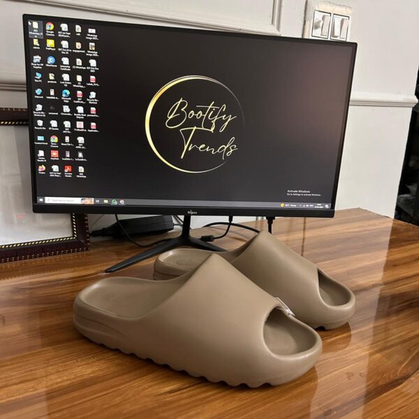 Yeezy Slides (Brown)