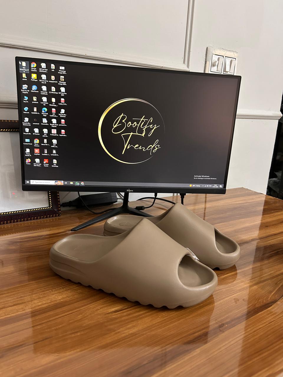 Yeezy Slides (Brown)